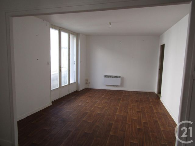 Afficher la photo en grand Appartement à louer - 2 pièces - 43.0 m2 - CHEF BOUTONNE - 79 - POITOU-CHARENTES - Century 21 I.C.S. Immobilier