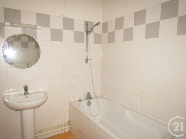 Afficher la photo en grand Appartement F3 à louer - 3 pièces - 82.0 m2 - BRIOUX SUR BOUTONNE - 79 - POITOU-CHARENTES - Century 21 I.C.S. Immobilier