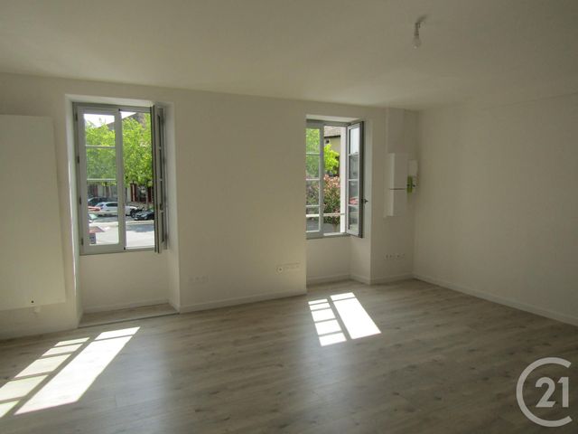 Appartement F5 à louer - 5 pièces - 101.85 m2 - CHEF BOUTONNE - 79 - POITOU-CHARENTES - Century 21 I.C.S. Immobilier