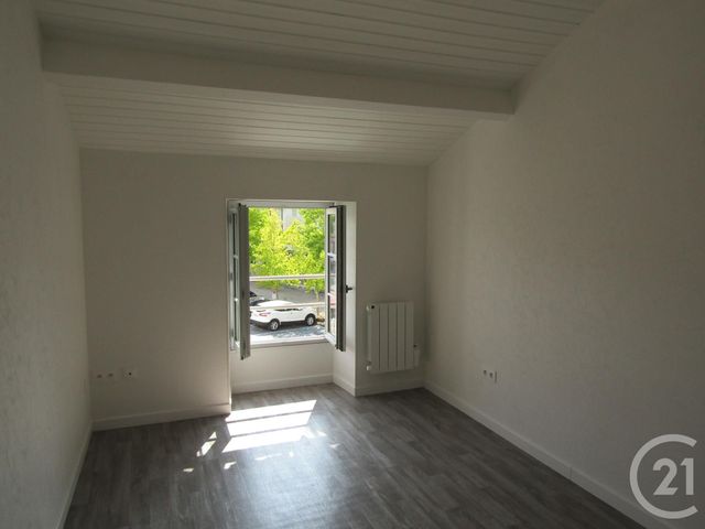 Appartement F5 à louer - 5 pièces - 101.85 m2 - CHEF BOUTONNE - 79 - POITOU-CHARENTES - Century 21 I.C.S. Immobilier