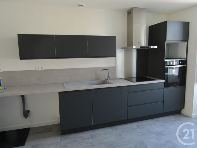 Appartement F5 à louer - 5 pièces - 101.85 m2 - CHEF BOUTONNE - 79 - POITOU-CHARENTES - Century 21 I.C.S. Immobilier