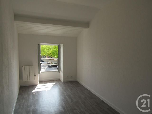 Appartement F5 à louer - 5 pièces - 101.85 m2 - CHEF BOUTONNE - 79 - POITOU-CHARENTES - Century 21 I.C.S. Immobilier
